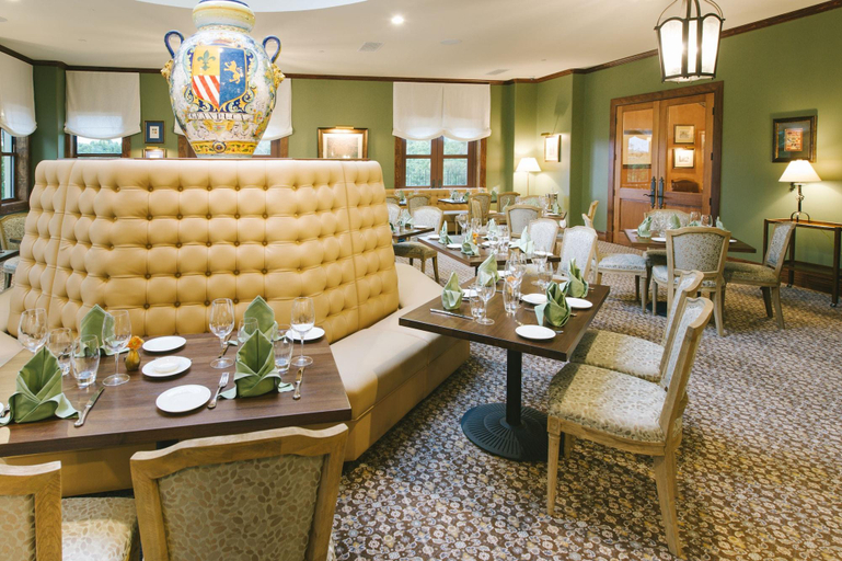 Food & Drinks 5, Hotel Viata, Travis