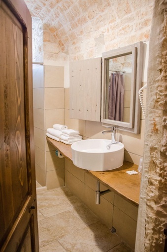 Bathroom 4, Trulli Holiday Resort, Bari