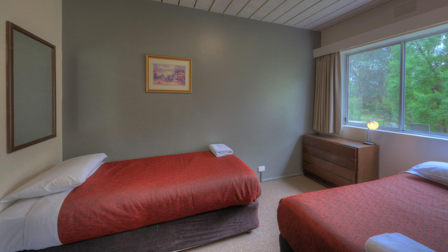 Bedroom 4, Riverbank Park Motel, Alpine - East