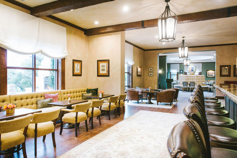 Food & Drinks 5, Hotel Viata, Travis