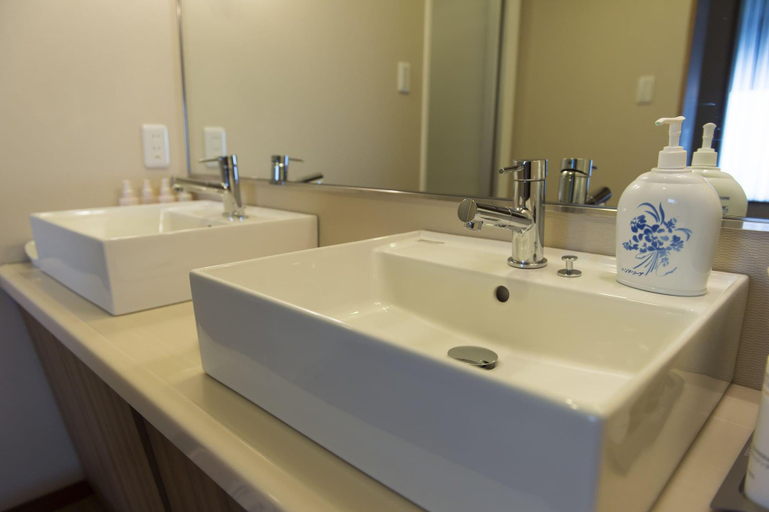 Bathroom, Irako View Hotel, Tahara