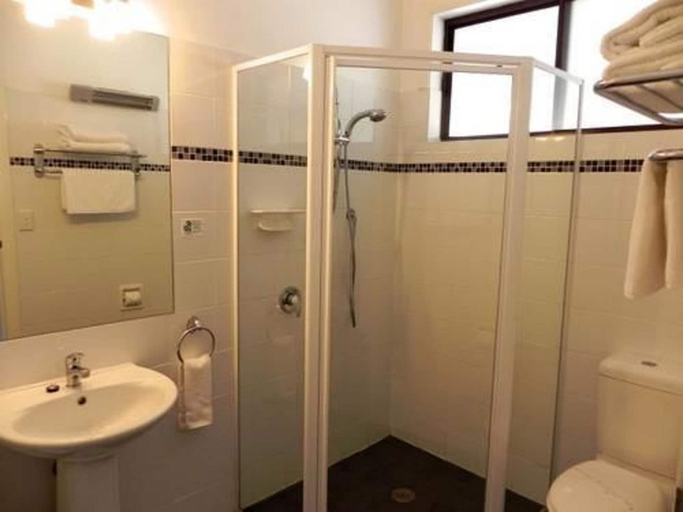 Bathroom 4, Moore Park Inn, Armidale Dumaresq Bal
