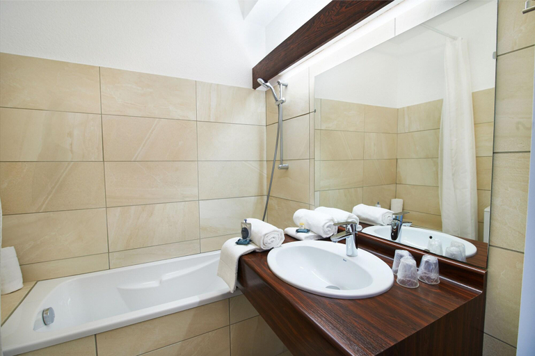 Bathroom, Hôtel des Croisades, Gard