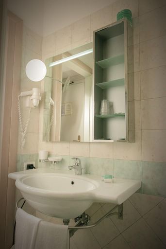 Bathroom 5, Hotel Villa Elena, Teramo