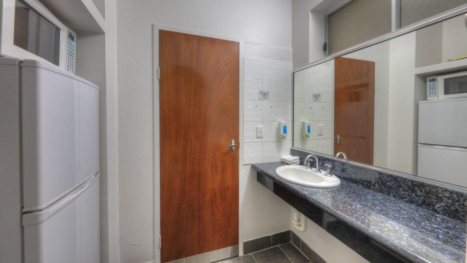 Bathroom 5, Riverbank Park Motel, Alpine - East