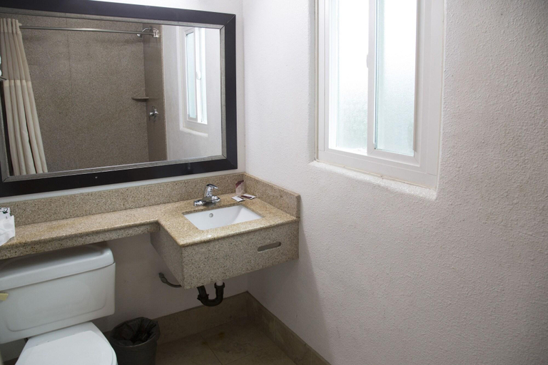 Bathroom 4, Harbor Inn & Suites Oceanside, San Diego