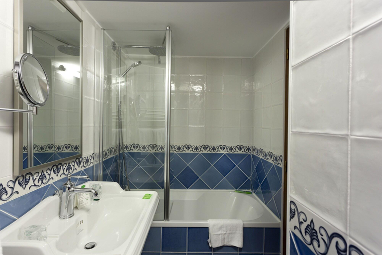 Bathroom 4, Auberge Saint-Pierre, Manche