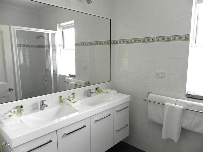 Bathroom 4, Moore Park Inn, Armidale Dumaresq Bal
