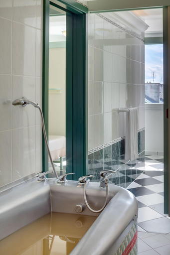 Bathroom 5, Danubius Health Spa Resort Villa Butterfly, Cheb