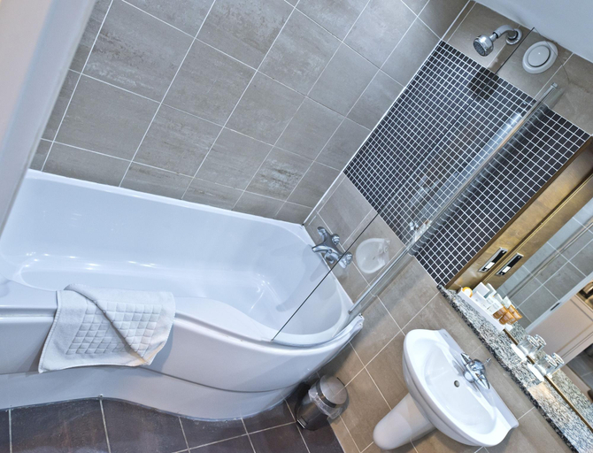 Bathroom 5, Thornton Hall Classic, Wirral
