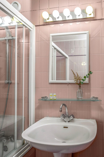 Bathroom 3, Des Grandes Ecoles, Paris