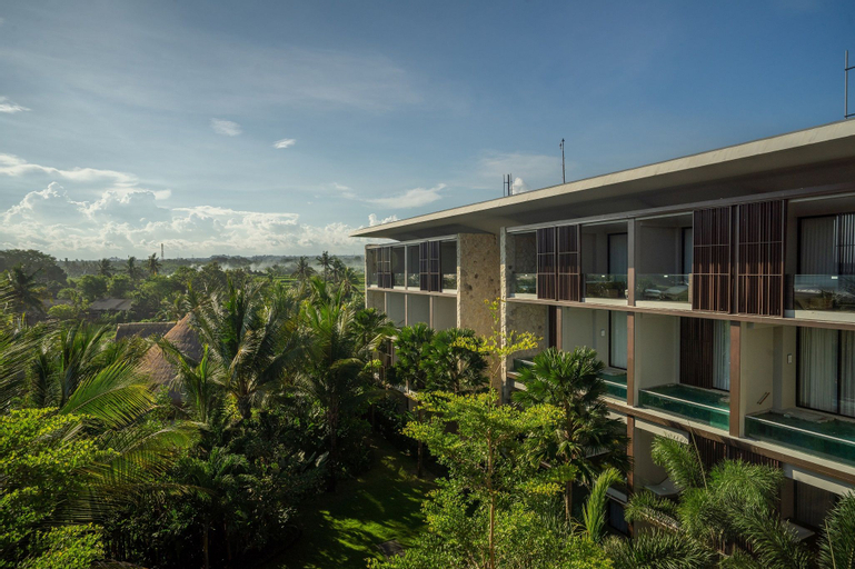 Exterior 23