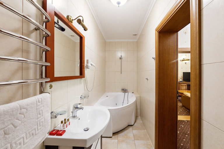 Bathroom 3, Hotel Pigy, Nadvirnians'kyi
