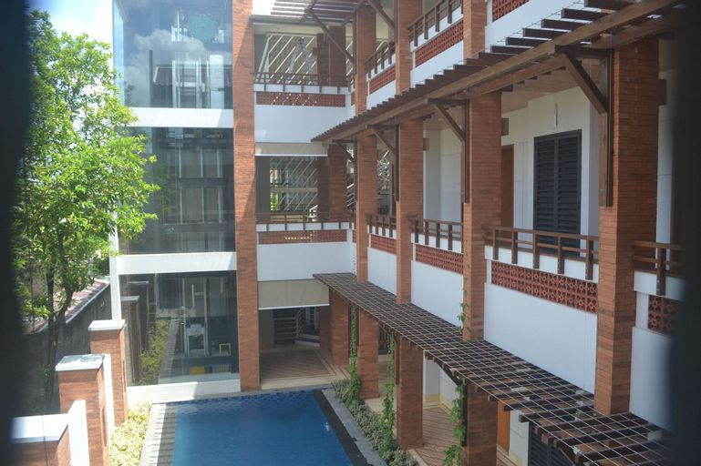 Exterior & Views 24
