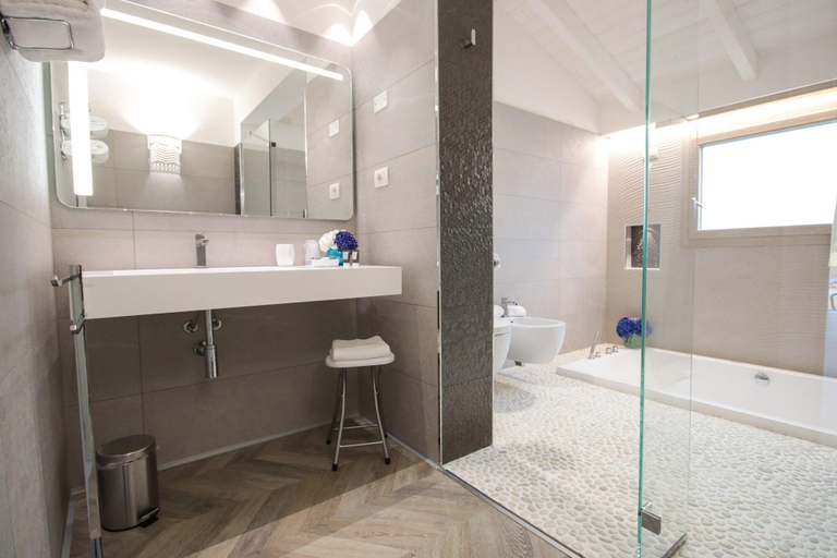 Bathroom 5, Eliantos Hotel and Spa, Cagliari