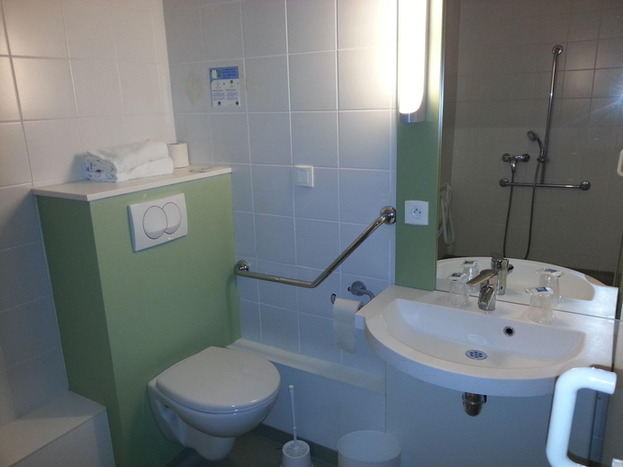 Bathroom 4, ibis budget Nantes Ouest Atlantis Coueron, Loire-Atlantique
