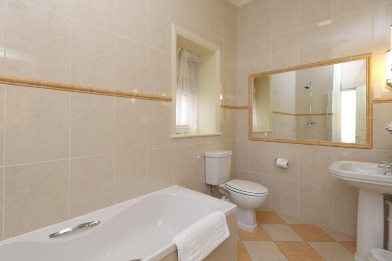 Bathroom 5, Imperial Hotel, Conwy