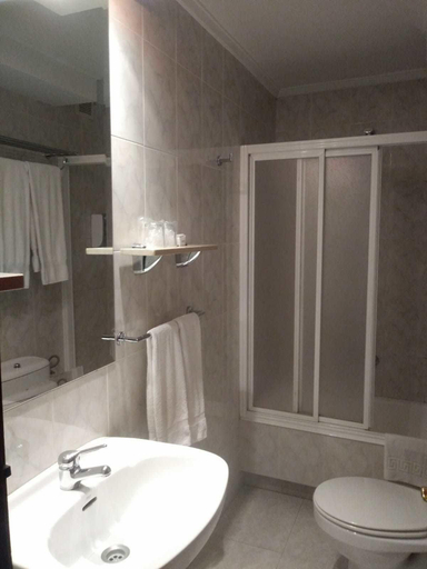 Bathroom 3, Hostal Sancho Garcia, Burgos