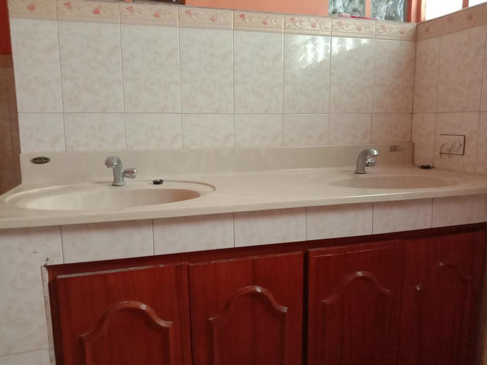 Bathroom, Chelsie Guest House and Car Rental, Laoag City