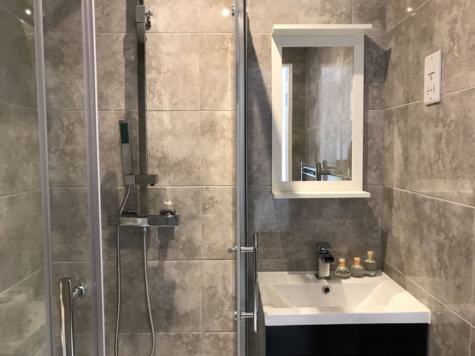 Bathroom 4, Dockside Lodge, Sefton