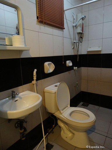 Bathroom 4, Imperial Ridge Pension House, Tagbilaran City