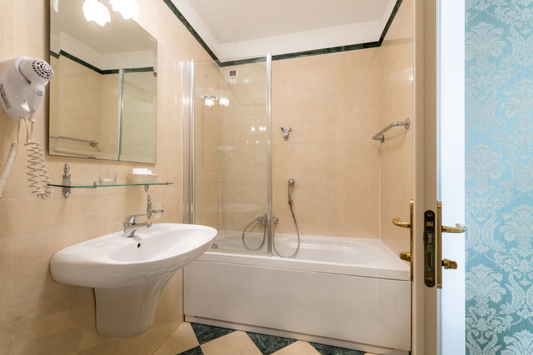 Bathroom 4, A Tribute To Music, Venezia