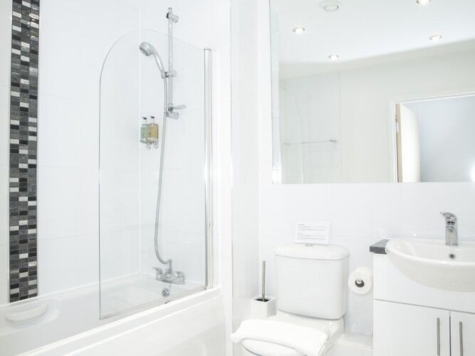 Bathroom 4, Oakdale Apartments, Surrey