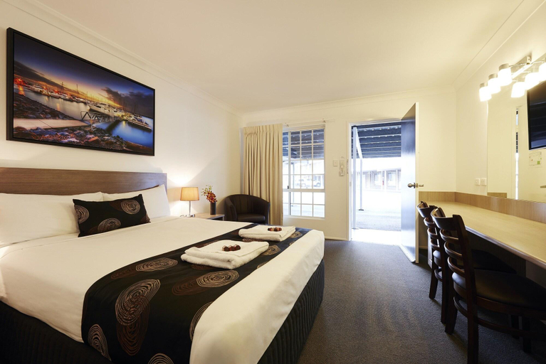 Bedroom 2, Takalvan Motel, Bundaberg