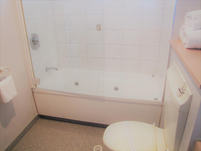 Bathroom 4, The Beachcomber Hotel, Nelson