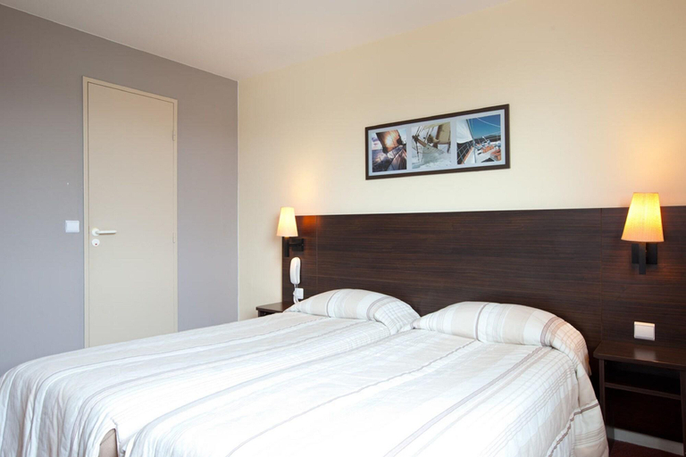 Bedroom 4, Orly Superior Hotel, Essonne