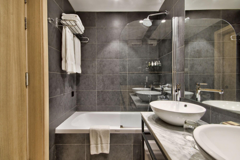 Bathroom 4, Ursulino Valletta