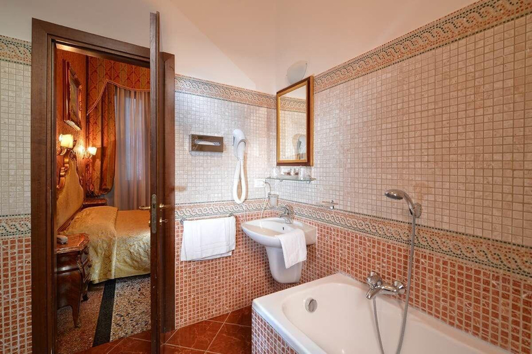 Bathroom 3, Residenza San Maurizio, Venezia