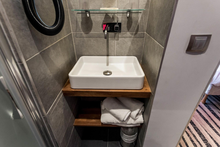 Bathroom 4, Hotel Lumieres Paris Montmartre, Paris