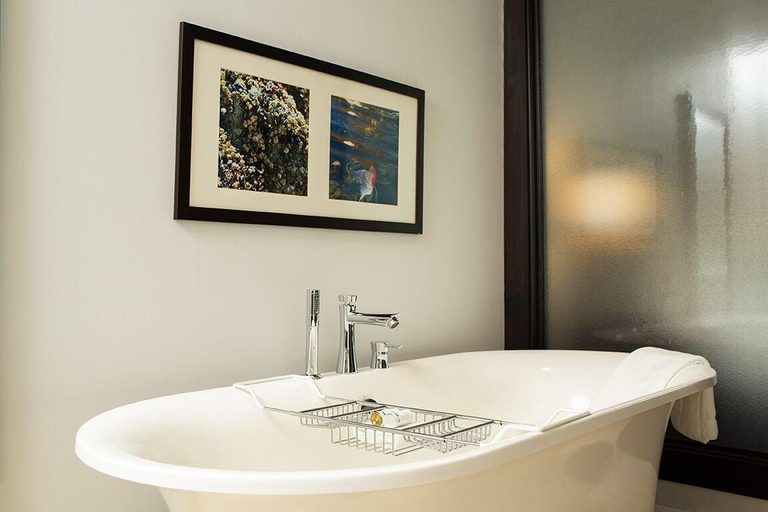Bathroom 5, Parkside Victoria Resort and Spa, Capital