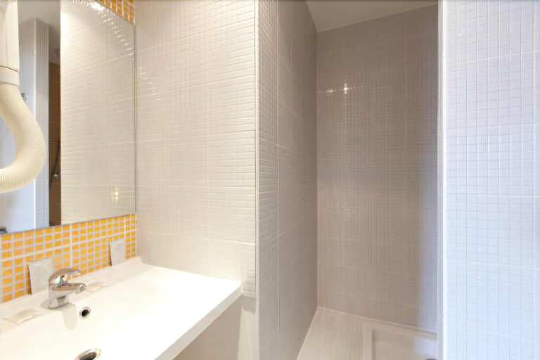 Bathroom 4, Orly Superior Hotel, Essonne