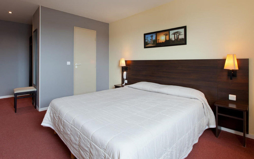Bedroom 4, Orly Superior Hotel, Essonne
