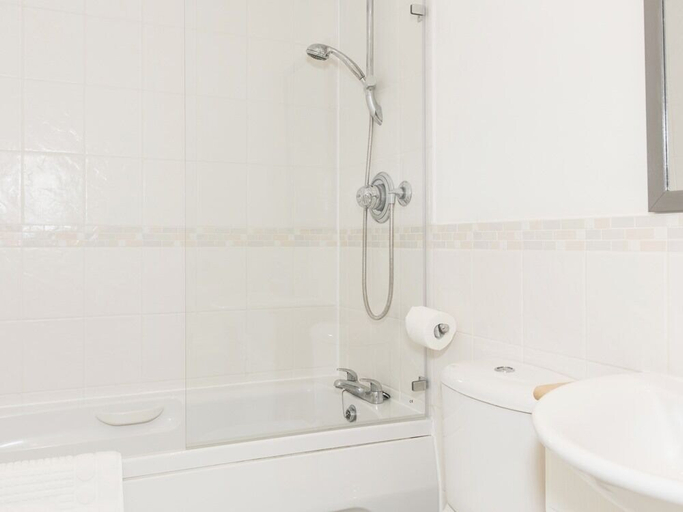Bathroom 4, Oakdale Apartments, Surrey