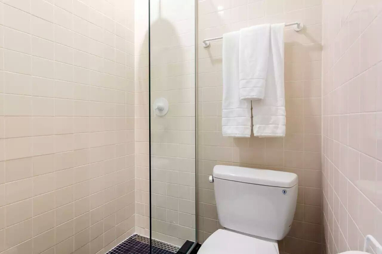 Bathroom 4, Gowanus Inn and Yard, New York