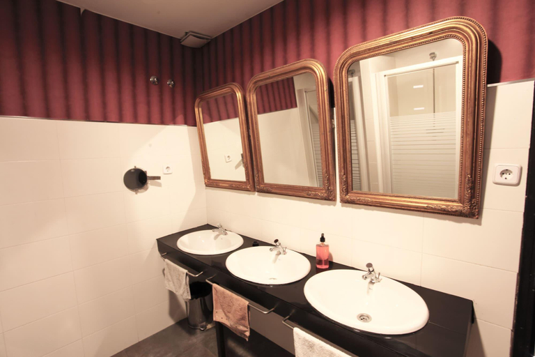 Bathroom 4, Hostels Meetingpoint, Madrid