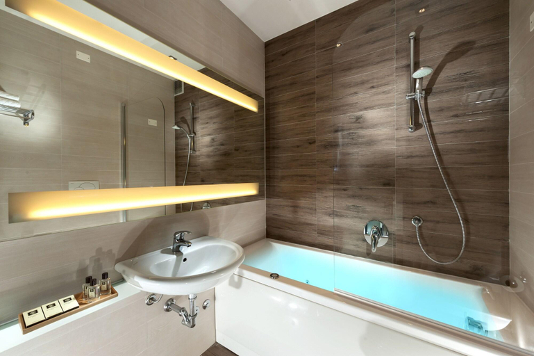 Bathroom 5, Waldorf, Rimini