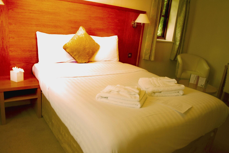 Bedroom 2, Marsh Farm Hotel, Wiltshire