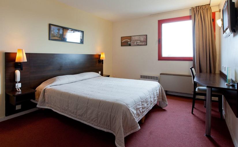 Bedroom 5, Orly Superior Hotel, Essonne