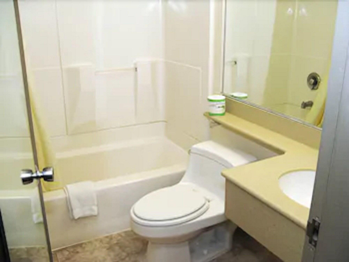Bathroom 4, California Inn, San Bernardino
