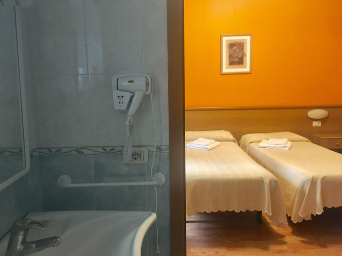 Bathroom 4, Bella Italia & EFA Village, Udine