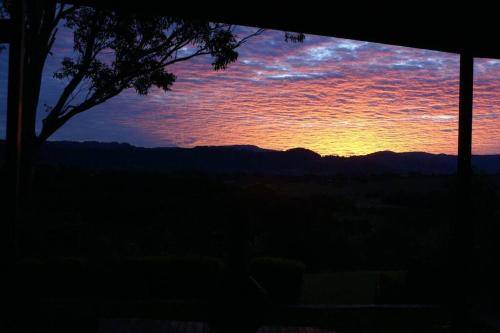 Byron Bay hinterland house - amazing sunset views!, Byron