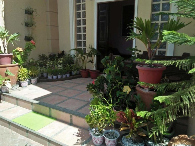 Exterior, Chelsie Guest House and Car Rental, Laoag City