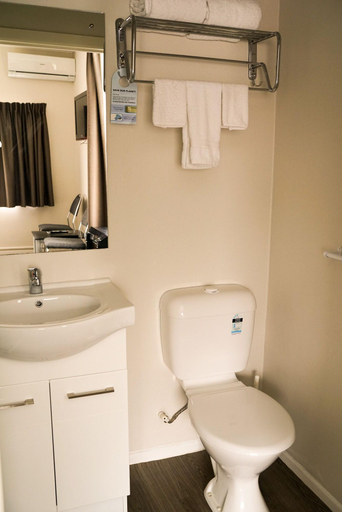 Bathroom 4, Alpers Lodge, Waitakere