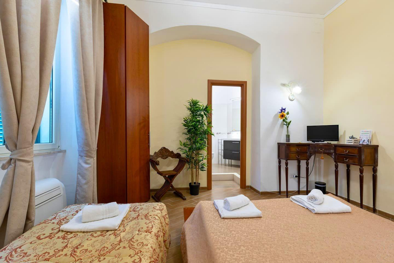 Bedroom 2, MICLAD BeB Colosseum Guest House, Roma