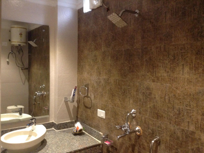 Bathroom 4, Metro Tower, Delhi