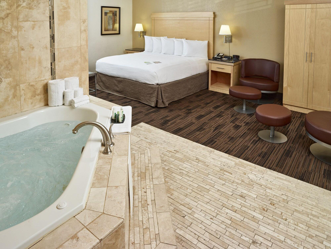 Bathroom 4, Livinn Hotel Maplewood, Washington